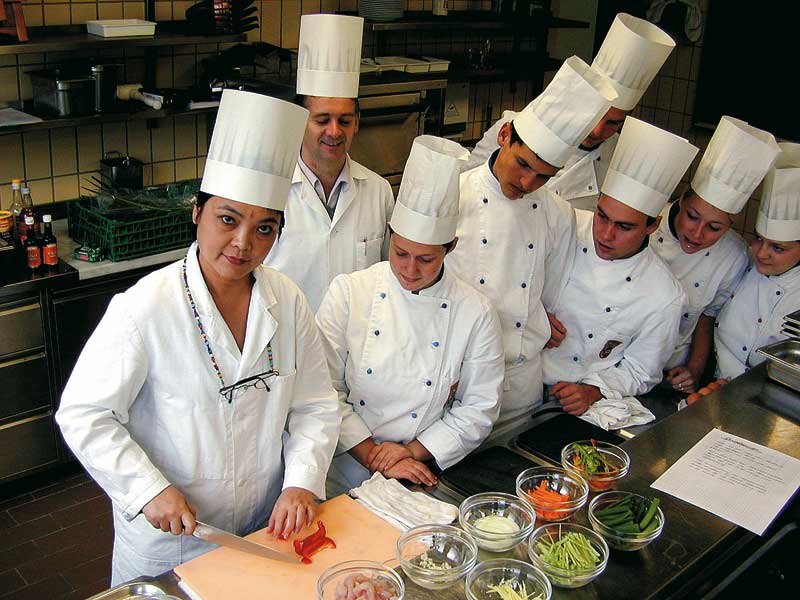 Küchenteam bei der Arbeit lehrlinge lernen 