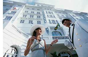 ein Hotelgast unterhält sich mit einem Mitarbeiter vor dem Hotel, Froschperspektive 