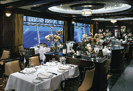 Das Restaurant eines Kreuzfahrtschiffes vorbereitet mit perfekt gedeckten Tischen und Blumenarrangements 