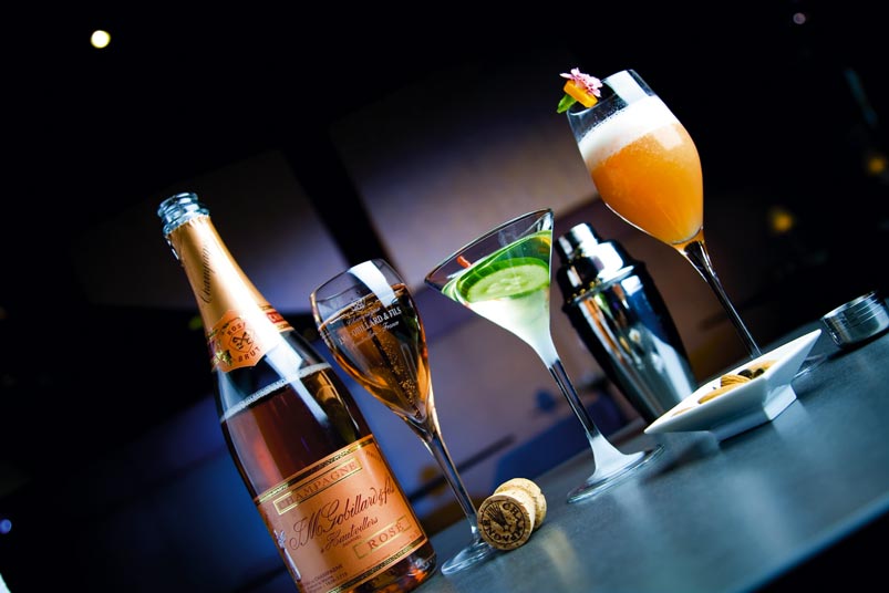 eine Variation von verschiedenen Aperitifs, ein Rose Champagner, ein Martini und ein fruchtiger Cocktail 