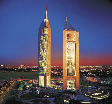 Emirates Towers Hotel bei Nacht 