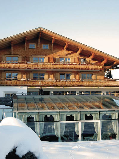 Frontansicht des Arlberg Resort hotels 