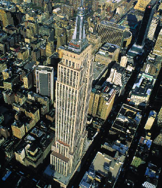 das Empire State Building aus dem Flugzeug heraus fotografiert 