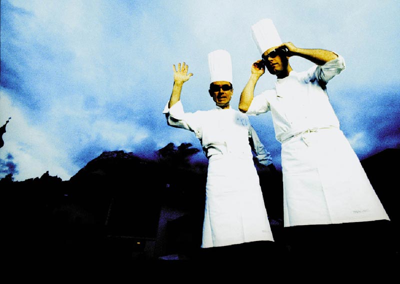 die Obauer Brüder aus der Froschperspektive in weißer Kochbekleidung 