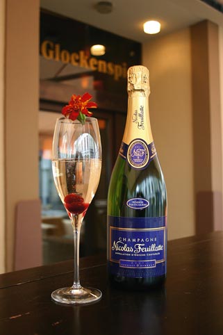 Champagner-Cocktail mit einer Kirsche 
