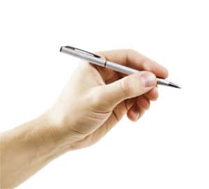 Eine Hand mit einem Kugelschreiber 