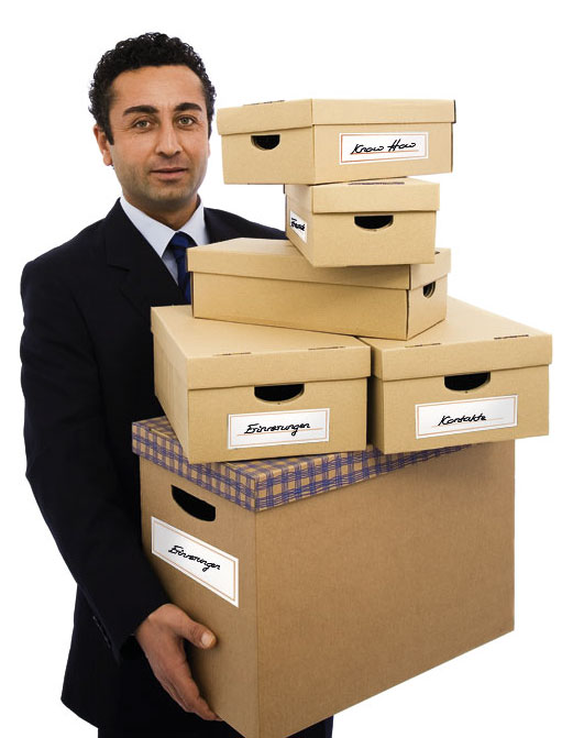 Ein Herr vollgepackt mit Kartons in verschiedenen Größen nach einer Kündigung 