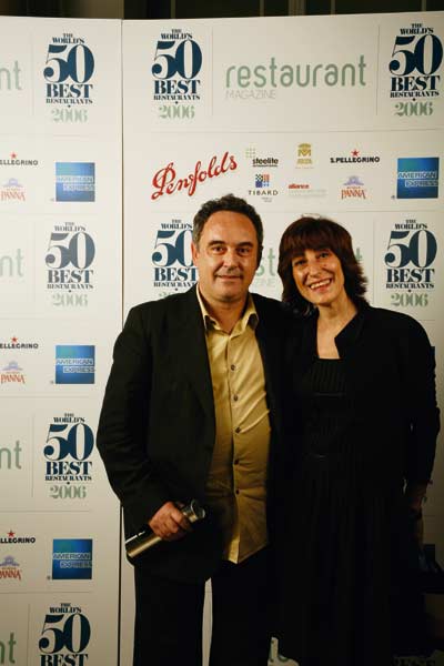 Ein Mann und eine Frau posieren bei der Verleihung der "The World’s 50 best Restaurants 2006"