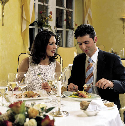 ein junges Paar diniert in Johann Lafers Stromburg 