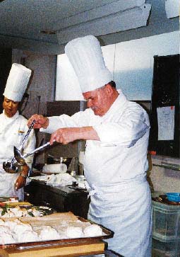 Franz Zodl beim handwerkeln in der küche 