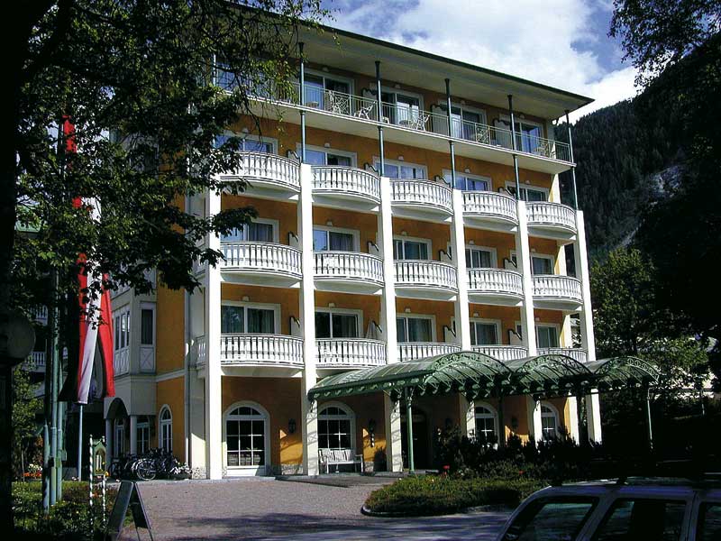 Frontansicht der Hotelfachschule Bad Hofgastein in Salzburg 