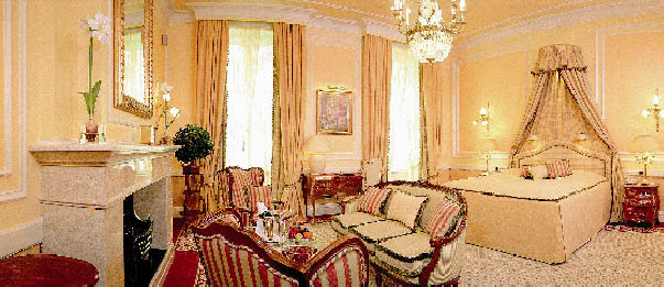 eine Suite im Hotel Sacher, klassisch in Beige gehalten mit roten Elementen