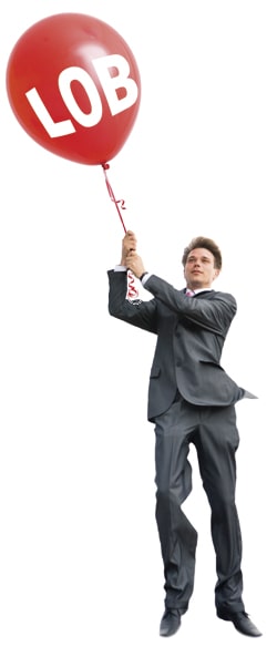 ein Mann mit einem grossen roten Luftballon mit dem Wort LOB bedruckt 