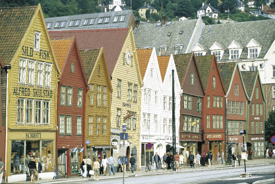 Häuserfront, gestrichen in veschiedenen Farben in Norwegen 