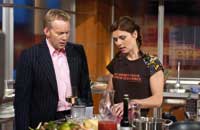TV-Star Sarah Wiener kocht im Fernsehen und unterhält sich währendessen mit dem Moderator der Sendung