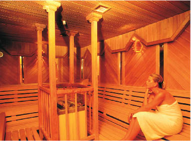 eine Frau entspannt in der Sauna 
