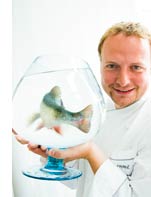 Hubert Wallner mit einem Fisch im Glas 