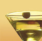 Ein Martini mit einer grünen Olive 