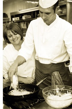 Léa Linster mit einem Kollegen in der Küche 