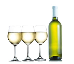 eine Flasche Weißwein mit drei Gläsern gefüllt mit Riesling 