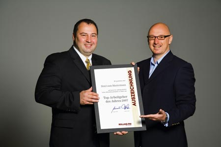 Jürgen Pichler mit seiner Top-Arbeitgeber 2007 Auszeichnung und einem Mitarbeiter 