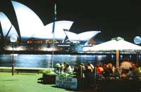 Das Opern Haus in Sydney mit einem Schanigarten davor 