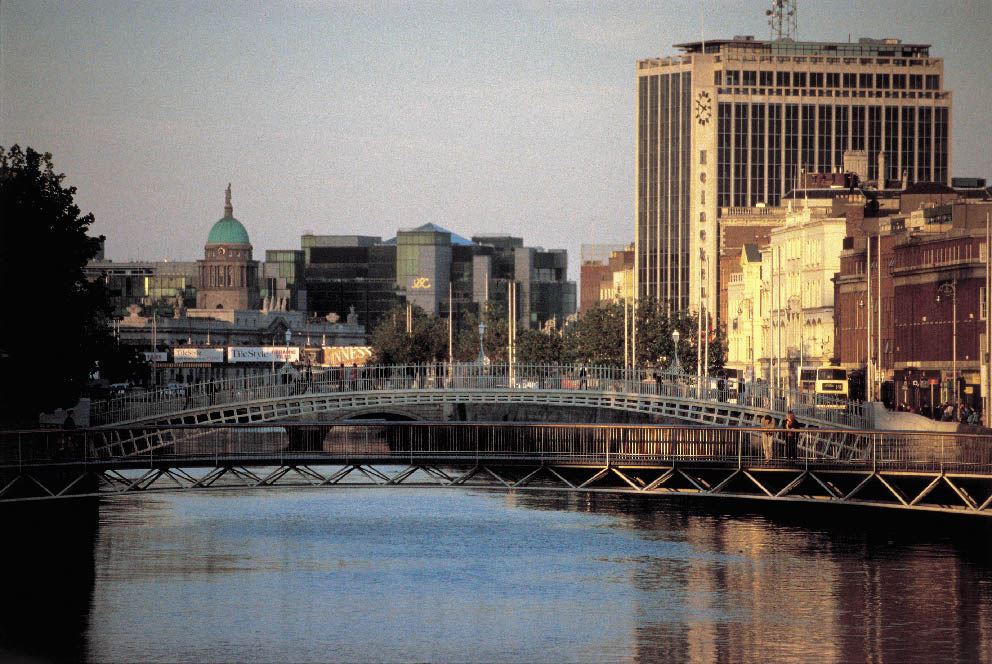 der Fluss Liffey in Dublin und die Stadt 