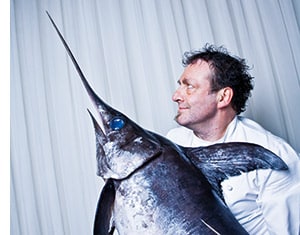 Klaus Jaquemod mit einem Schwertfisch