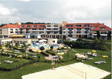 Wellnesshotel thermalhotel mit swimmingpool und beachvolleyball platz 