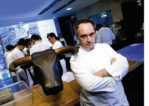 Ferran Adrià neben einer Skulptur eines Bullenkopfes 