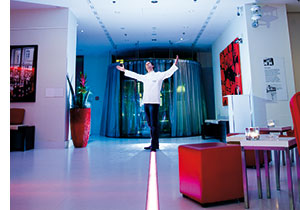 Erich Cochlar uns willkommen heißend in einem Designhotel 