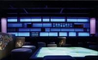 Die Inneneinrichtung eines Hotels im asiatisch, modernen Stil gehalten, mit blauen und flieder farbenen Neon Lichtinstallationen 