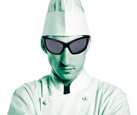 Ein Brustbild eines Kochs mit schwarzer Sonnenbrille
