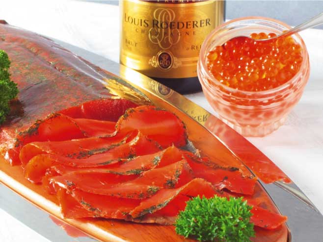 filetierter Lachs mit Champagner und rotem Kaviar 