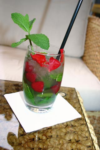ein Mojito Cocktail mit Erdbeeren 