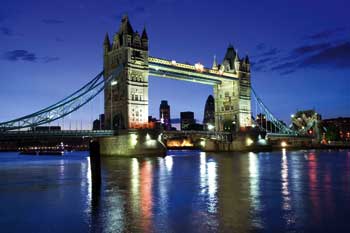 die London Bridge bei Nacht 