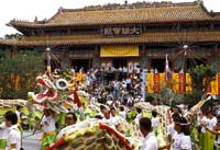 ein chinesisches Volksfest ist zu sehen, die Einwohner tanzen mit langen Drachen 