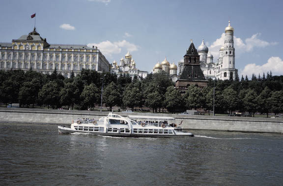 Die Moskwa mit einem Passagierschiff und dahinter sind die goldenen Kuppeln der Christ-Erlöser-Kathedrale zu sehen 