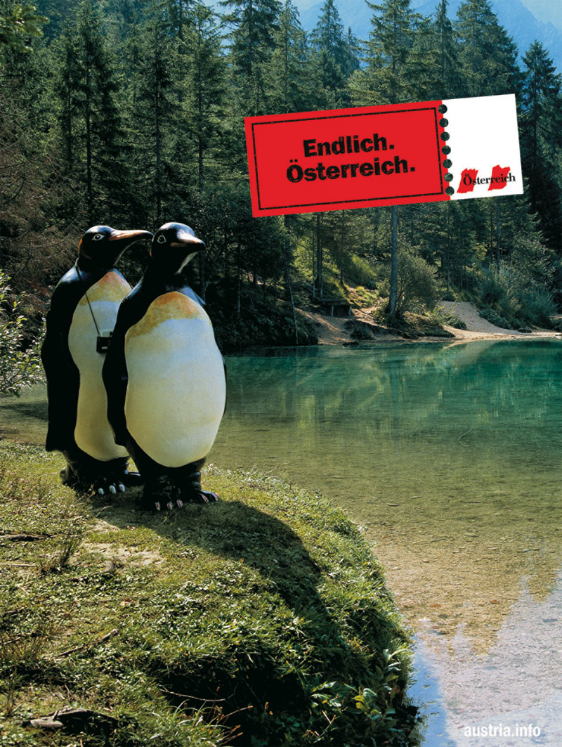 Die kampagne zeigt zwei pinguine vor einem glasklarem see auf einem felsen stehend 