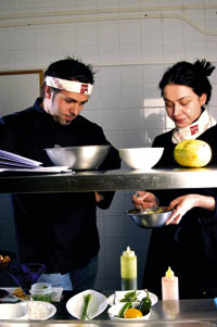 Roland Trettl und Kollegin in der Küche 