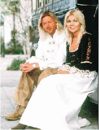 Karl Reiter und seine Ehefrau sitzend und in die Kamera lachend 