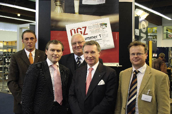 Toni Mörwald in einer Gruppe von fünf Herren in Anzügen posierend für das Foto 