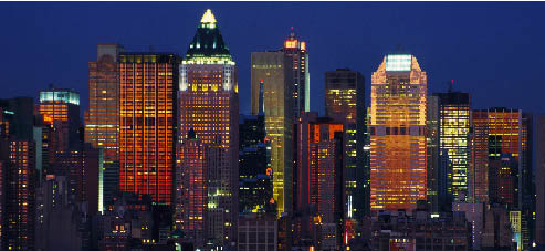 die Skyline von New York bei Nacht 