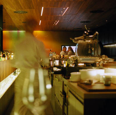 Das Restaurant Fabios, ein verschwommener Blick hinter die Bar 