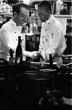 Dieter Müller mit einem Kollegen in der Küche 