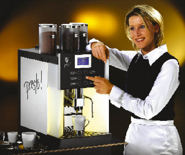 eine Dame präsentiert die jüngste Kaffeemaschine von WMF namens Presto