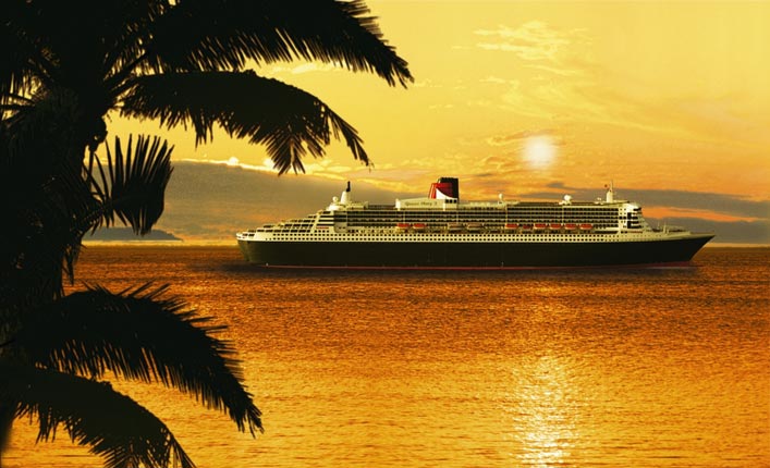 ein Kreuzfahrtschiff gleitet in den Sonnenuntergang, eine Palme und der brennende Himmel welcher sich im Meer spiegelt sind zu sehn 