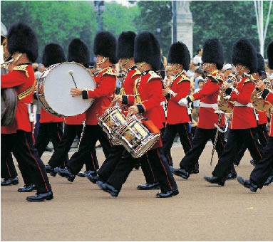 england britische garde während eines marsches mit bärenfellmützen und instrumenten 