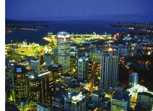 Skyline bei Nacht in einer Stadt in Neuseeland 
