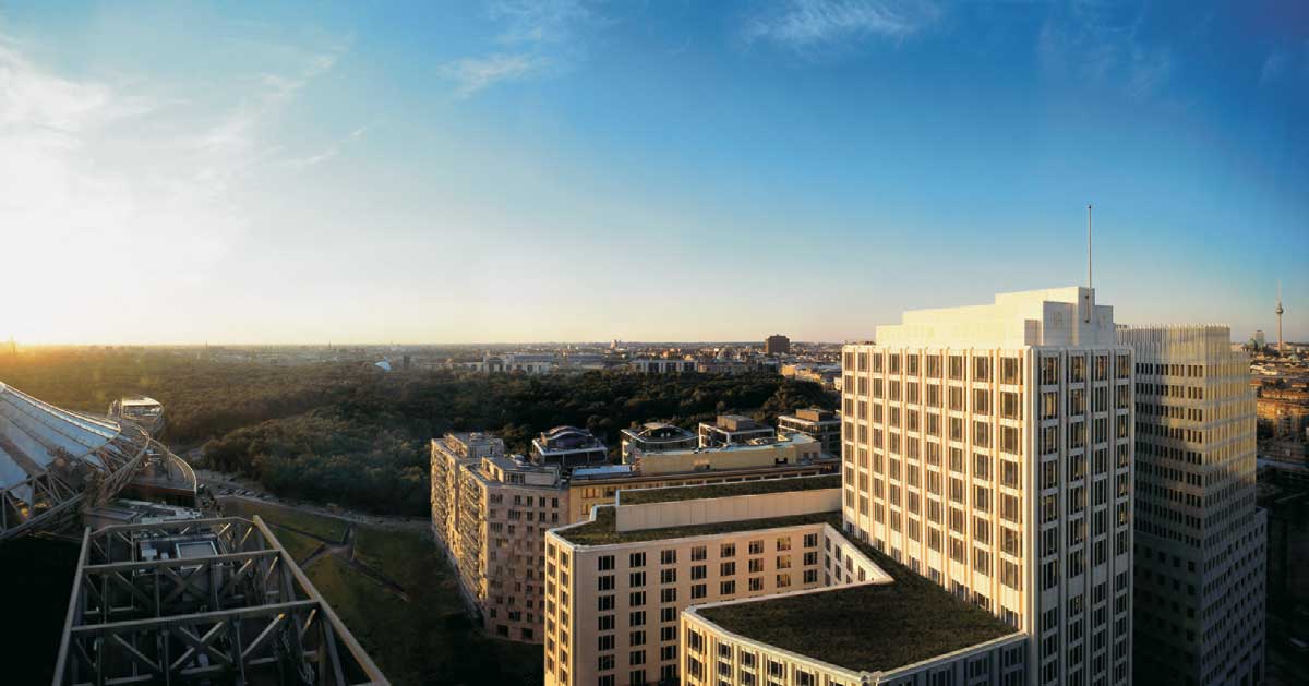 Das Hotel Ritz Carlton in Berlin aus der Vogelperspektive bei strahlend blauem Himmel 